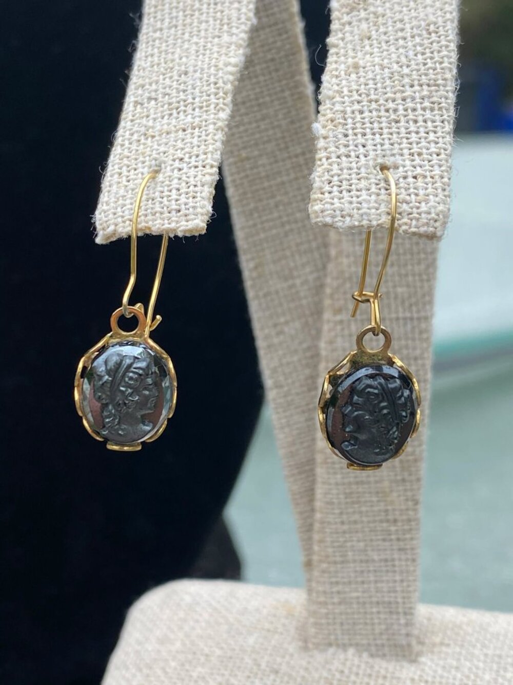 vintage mini cameo gold tone earring - Picture 4 of 5
